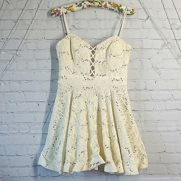 B. SMART White Floral Lace Sequin Mini Summer Dress Juniors Size 9 - Picture 1 of 16